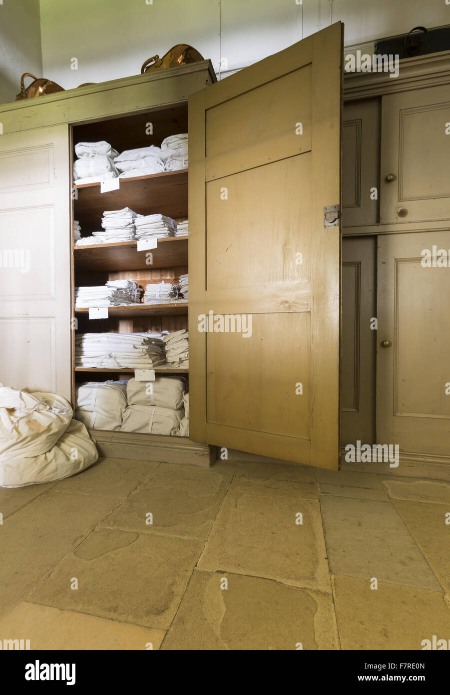 Linen cupboard hires stock photography and images Alamy
