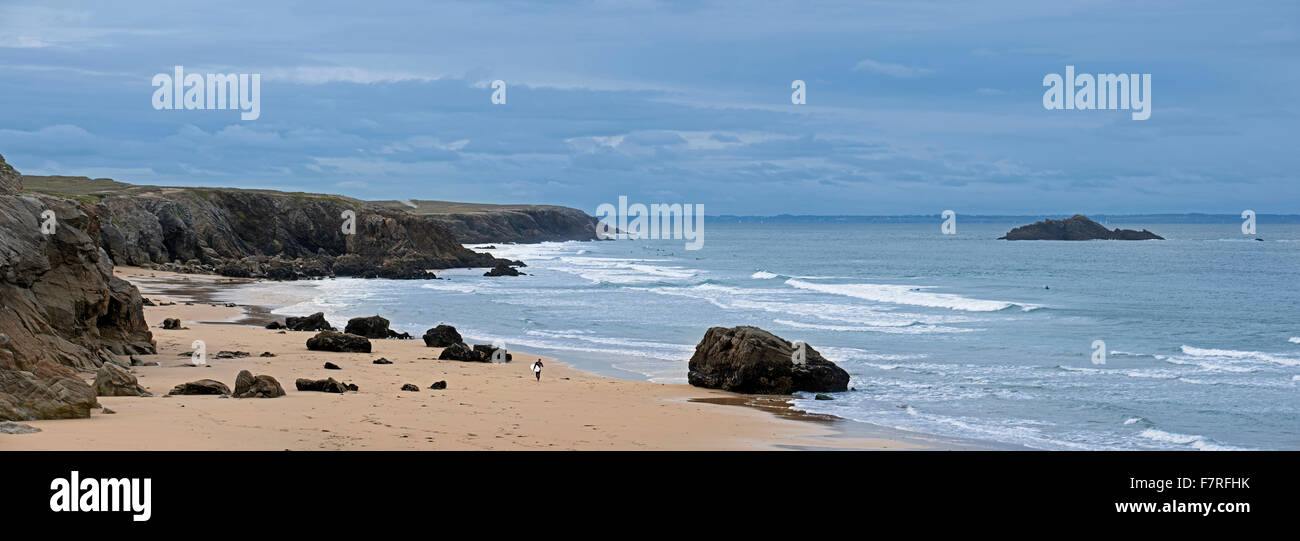 Surfers along the Côte Sauvage at Quiberon, Morbihan, Brittany, France Stock Photo