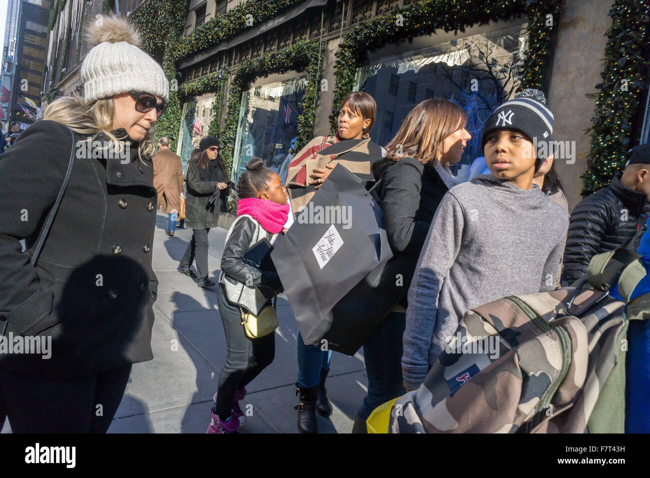 Shoppers promenade on Fifth Avenue in New York on Sunday, November 29, 2015, over the Black Friday weekend. The National Retail Federation reported that many consumers opted out of the crowds and decided to shop online although the amount of people shopping in stores beat predictions. (© Richard B. Levine) Stock Photo
