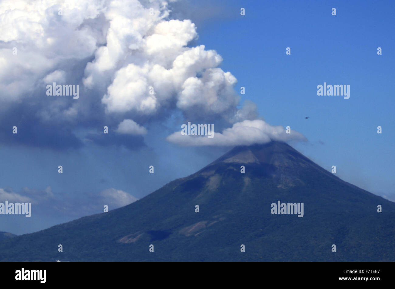 Leon, Nicaragua. 2nd Dec, 2015. Momotombo Volcano spews large clouds of gas and ash in La Paz Centro municipality, Leon department, western Nicaragua, on Dec. 2, 2015. Momotombo Volcano, located in the north of the Xolotlan Lake, western Nicaragua, continued its eruptive activity in the last hours, with incandescent material observed on its crater, according to the Municipal Committees of Disaster Prevention. Credit:  John Bustos/Xinhua/Alamy Live News Stock Photo