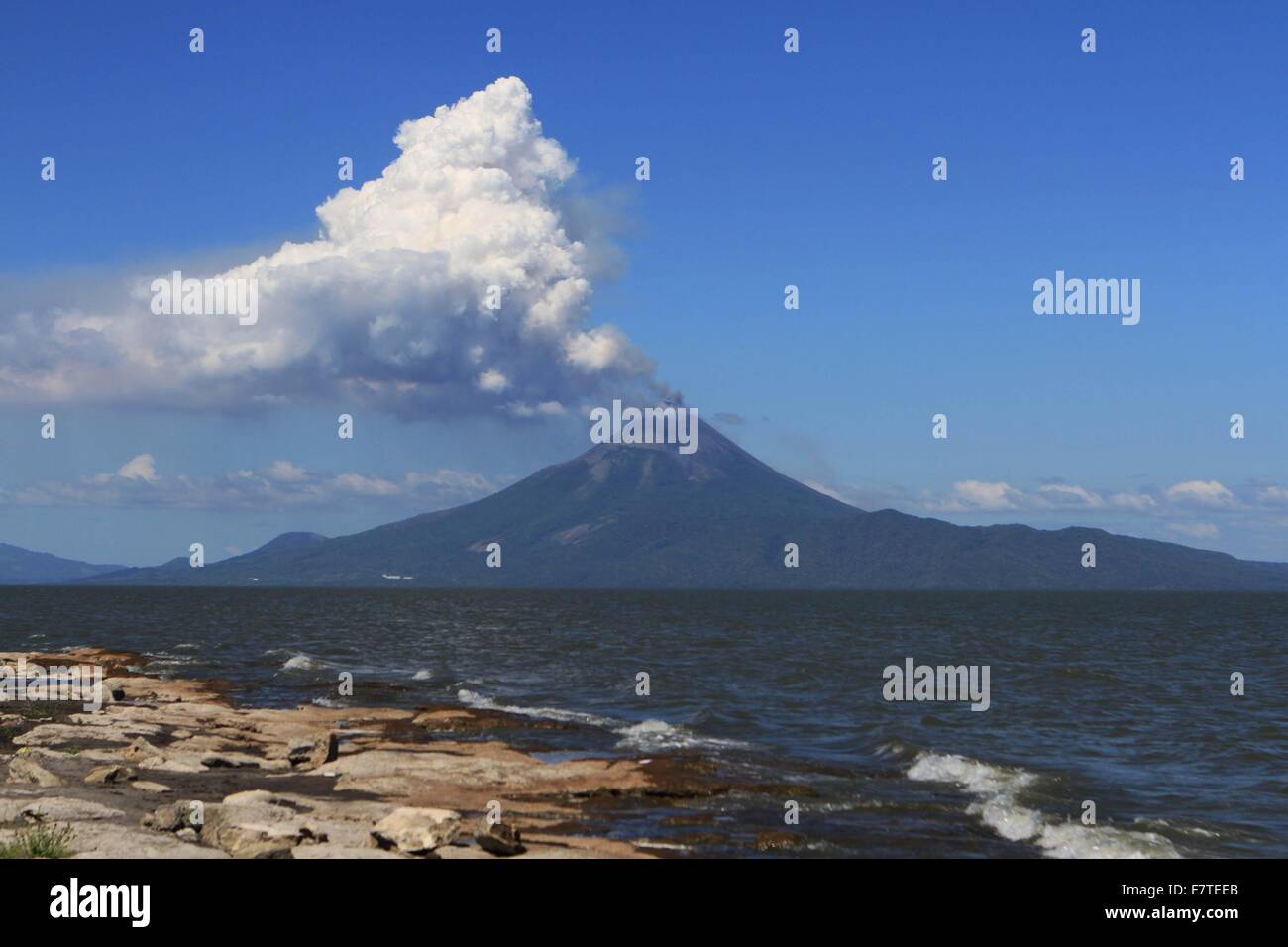 Leon, Nicaragua. 2nd Dec, 2015. Momotombo Volcano spews large clouds of gas and ash in La Paz Centro municipality, Leon department, western Nicaragua, on Dec. 2, 2015. Momotombo Volcano, located in the north of the Xolotlan Lake, western Nicaragua, continued its eruptive activity in the last hours, with incandescent material observed on its crater, according to the Municipal Committees of Disaster Prevention. Credit:  John Bustos/Xinhua/Alamy Live News Stock Photo