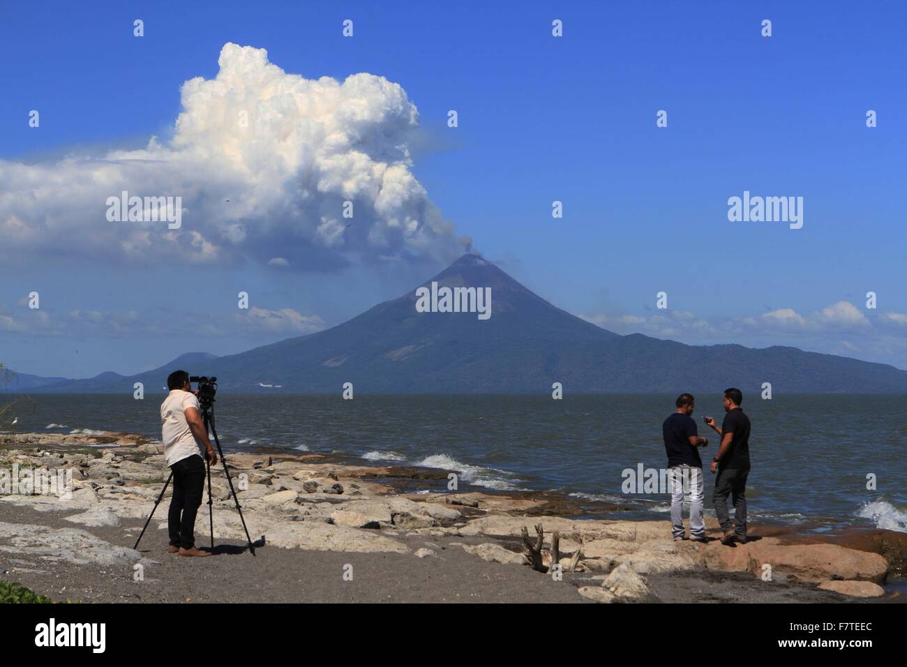 Leon, Nicaragua. 2nd Dec, 2015. People look at the Momotombo Volcano in La Paz Centro municipality, Leon department, western Nicaragua, on Dec. 2, 2015. Momotombo Volcano, located in the north of the Xolotlan Lake, western Nicaragua, continued its eruptive activity in the last hours, with incandescent material observed on its crater, according to the Municipal Committees of Disaster Prevention. Credit:  John Bustos/Xinhua/Alamy Live News Stock Photo