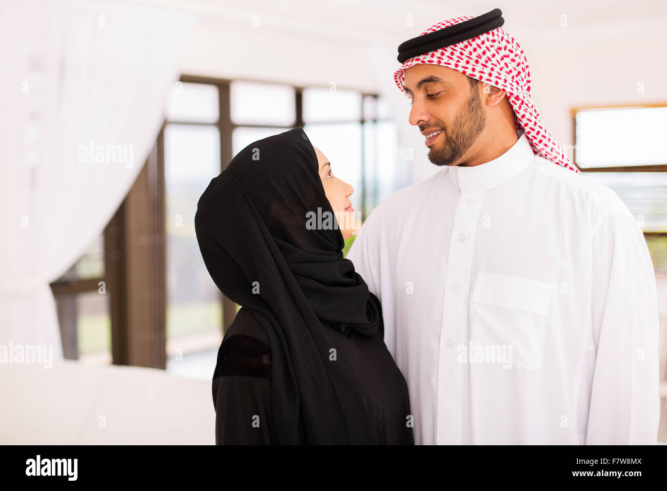 Муж и жена арабские. Муж и жена арабы. Арабы пара. Араб и белая девушка.