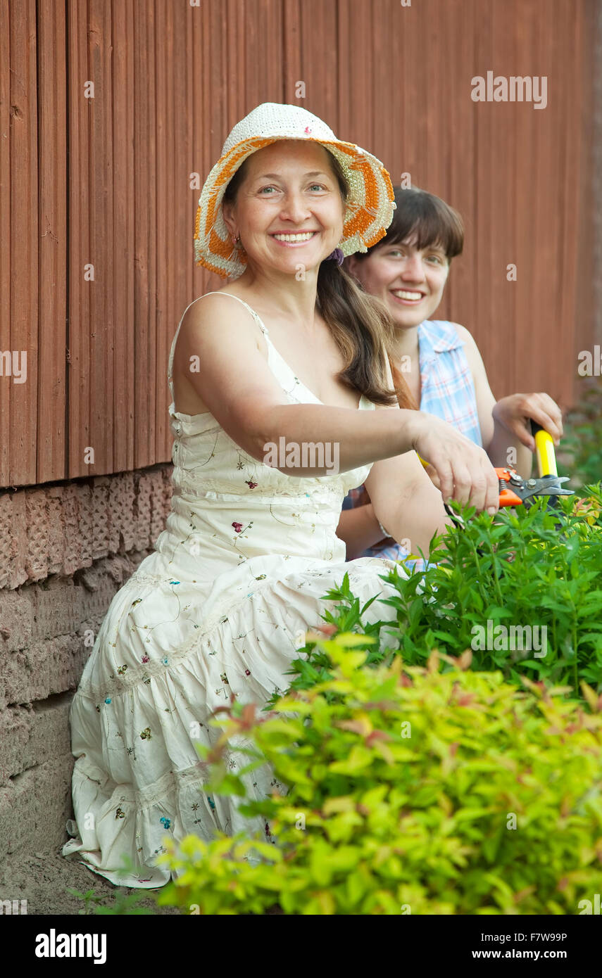 Female working garden hi-res stock photography and images - Alamy