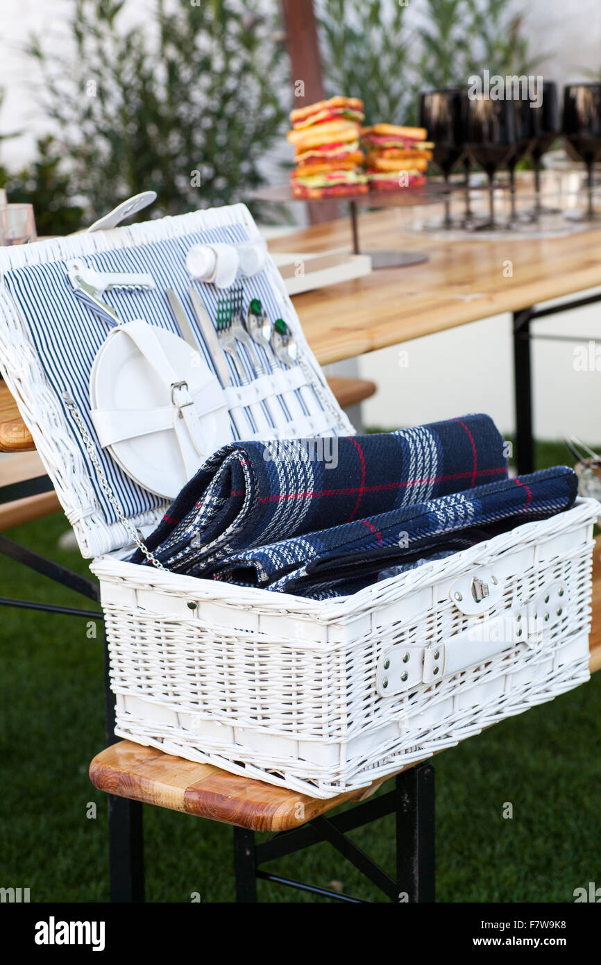 White Wicker basket with crockery and cutlery Stock Photo Alamy