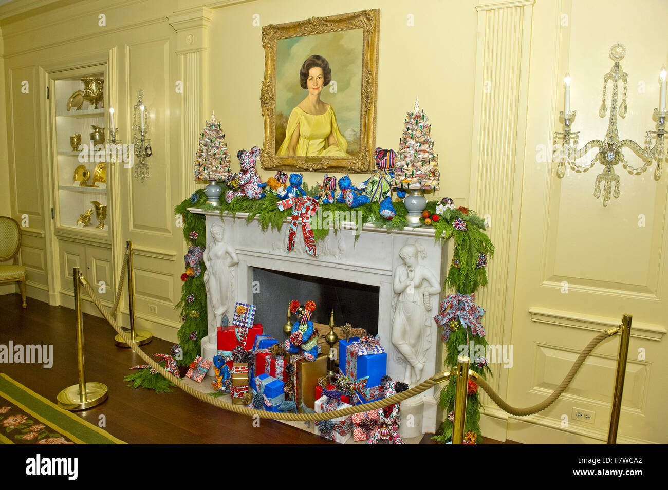 Fireplace mantel hires stock photography and images Alamy