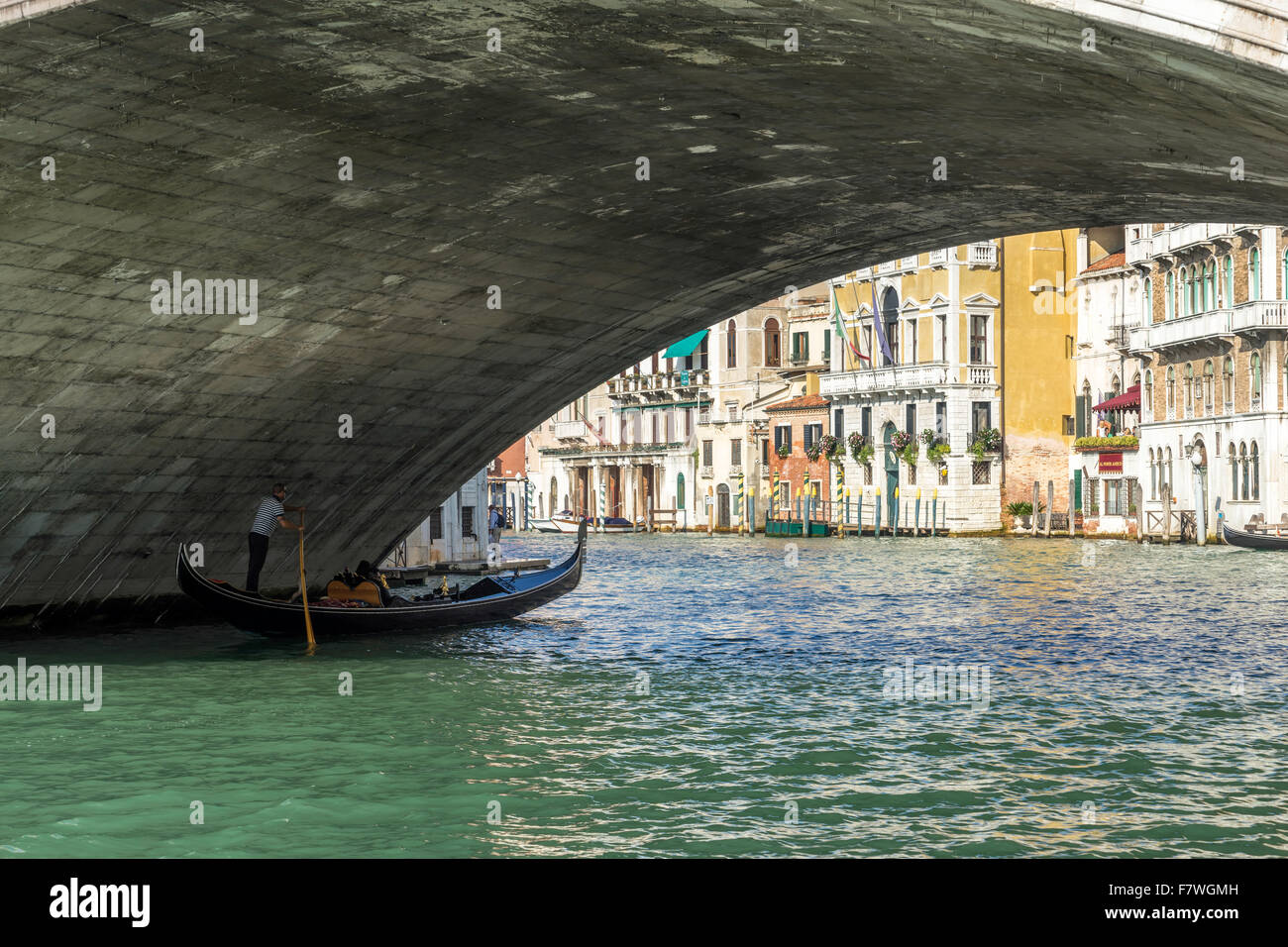 Underneath the Rialto Bridge Venice Stock Photo Alamy