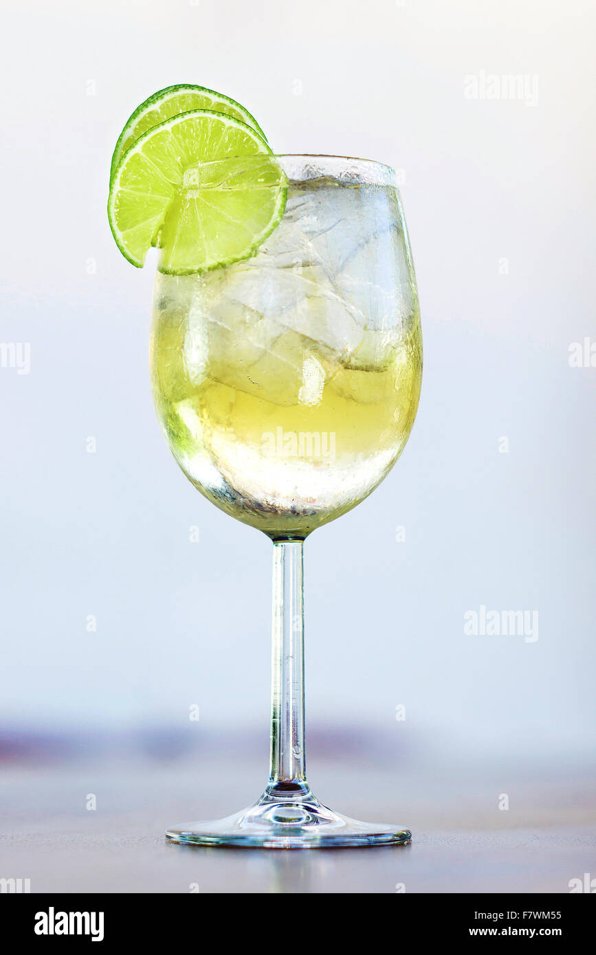 martini bianco vermouth spritzer with lime cocktail Stock Photo - Alamy