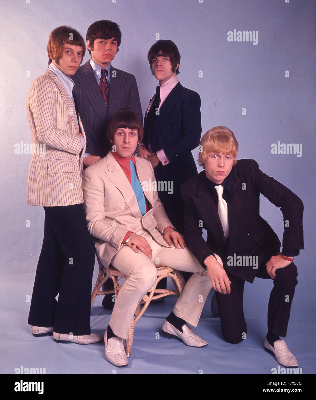 THE MOVE Promotional photo of UK pop group in 1967. From left: Trevor  Burton, Bev Bevan, Carl Wayne (seated), Roy Wood, Ace Kefford Stock Photo -  Alamy