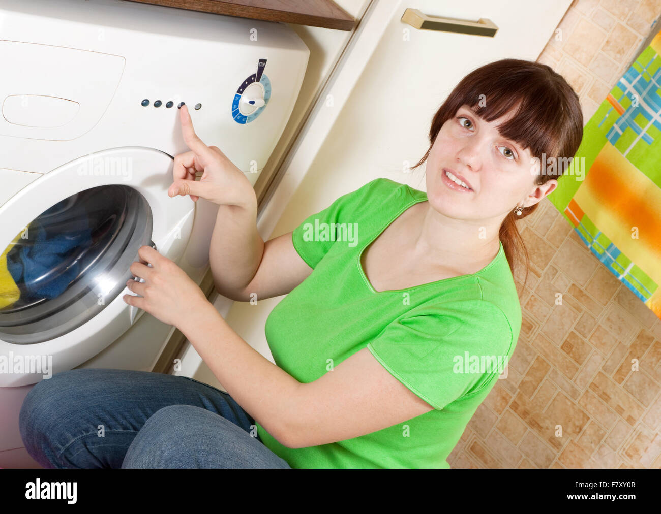 Машинка набирает воду но не стирает. Поломки стиральных машин. Стиральная машина не набирает. Сломалась стиральная машина. Женщина и стиральная машина.