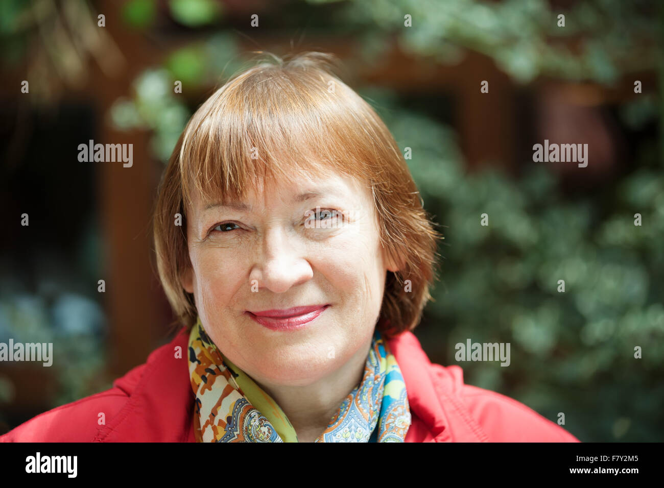 Outdoor portrait of smiling mature woman Stock Photo - Alamy