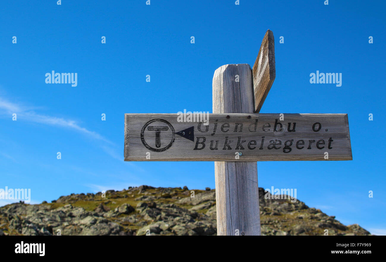 Signpost to the Bukkelaegeret descent or Goats Track down to Gjendebu at the head of Lake Gende in Jotunheimen Norway Stock Photo