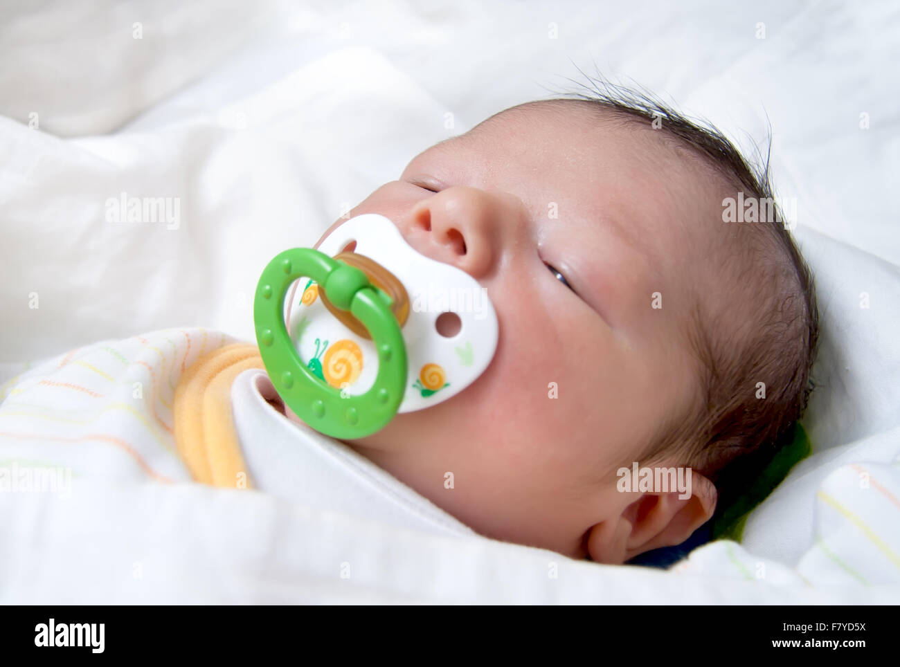 можно ли спать с пустышкой. малыш в коляске с соской-пустышкой. ребёнок спит с соской во рту. спящие дети с пустышкой. можно ли спать с пустышкой.