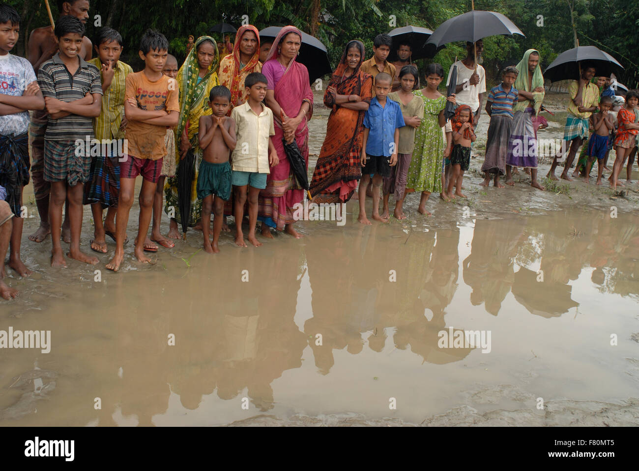 Visit to flood affected north Bangladesh with Bangladesh Red Crescent Society.  August 2007.  Kottimari Chor . Emergency family Stock Photo