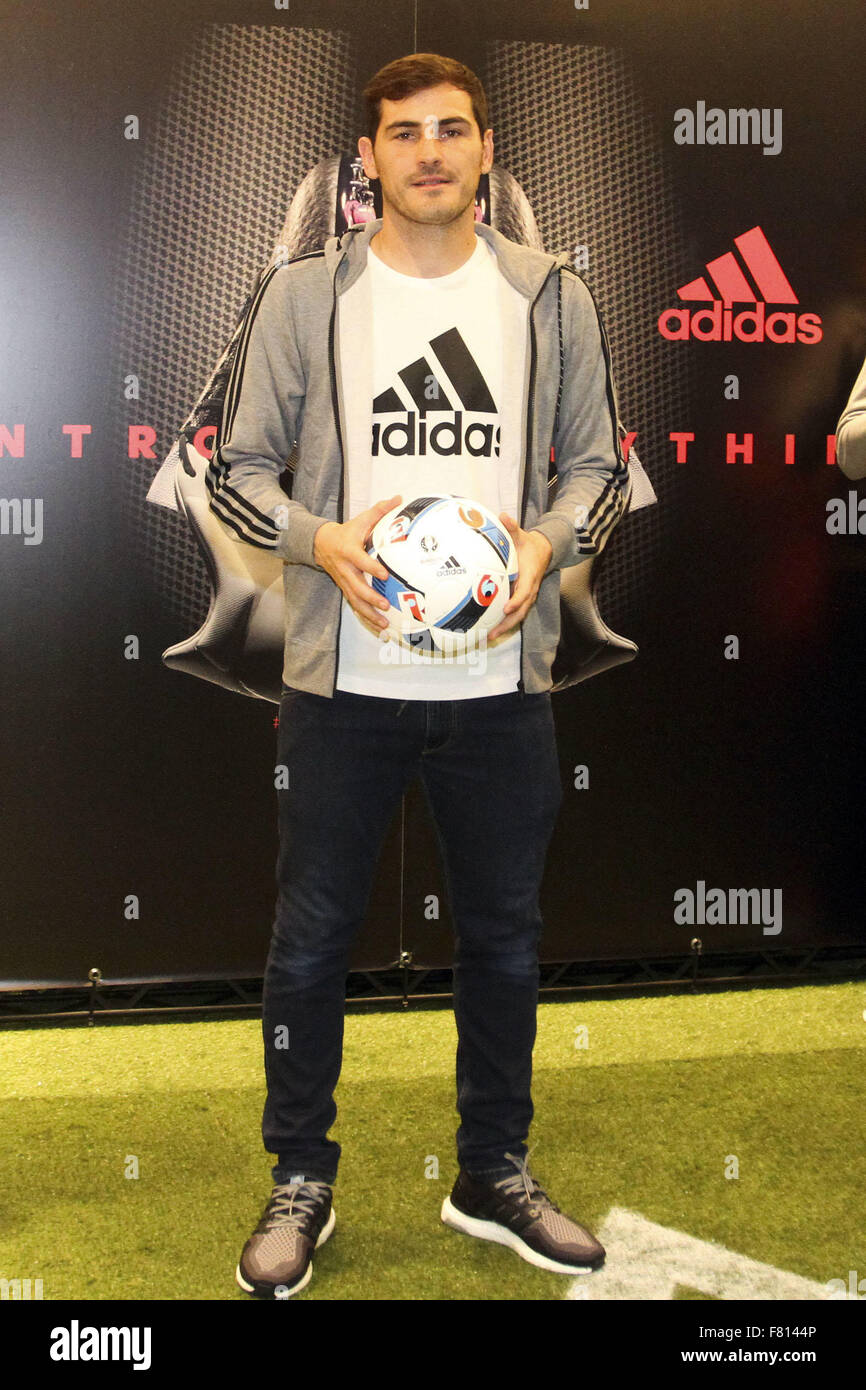 Matosinhos. 3rd December, 2015. The goalkeeper Iker Casillas Oporto  Football Club inaugurated this afternoon an Adidas shop in Commercial Mar  Shopping Center. Iker Casillas Credit: Atlantico Press/Alamy Live News  Stock Photo -