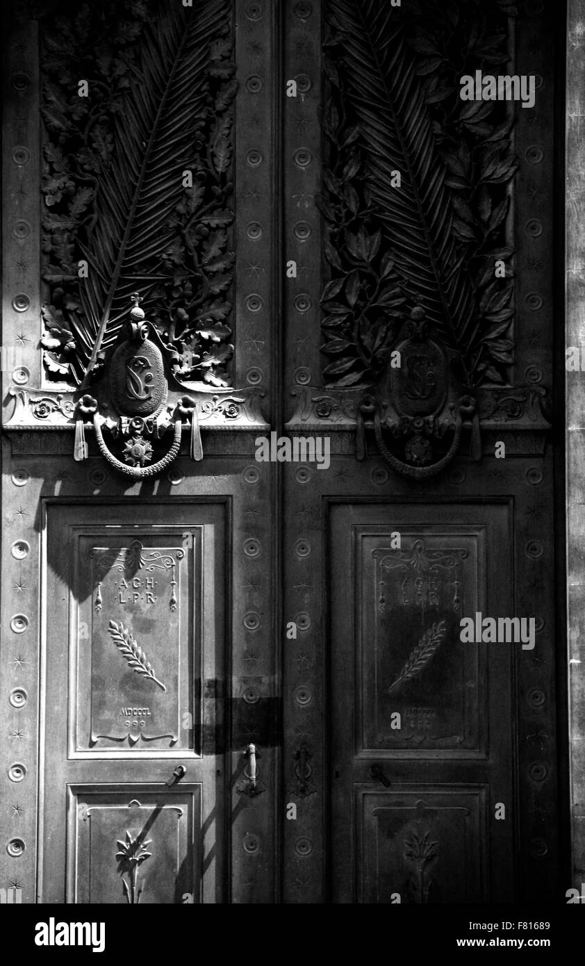 La Madeleine church door Stock Photo Alamy