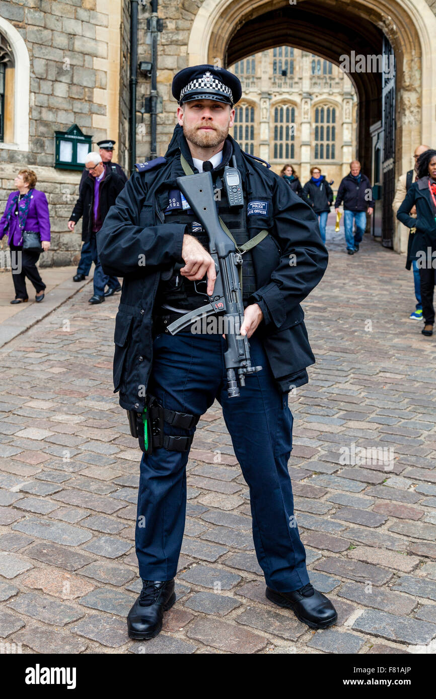 Armed British Police Officer Outside Windsor Castle, Windsor, Berkshire, UK Stock Photo