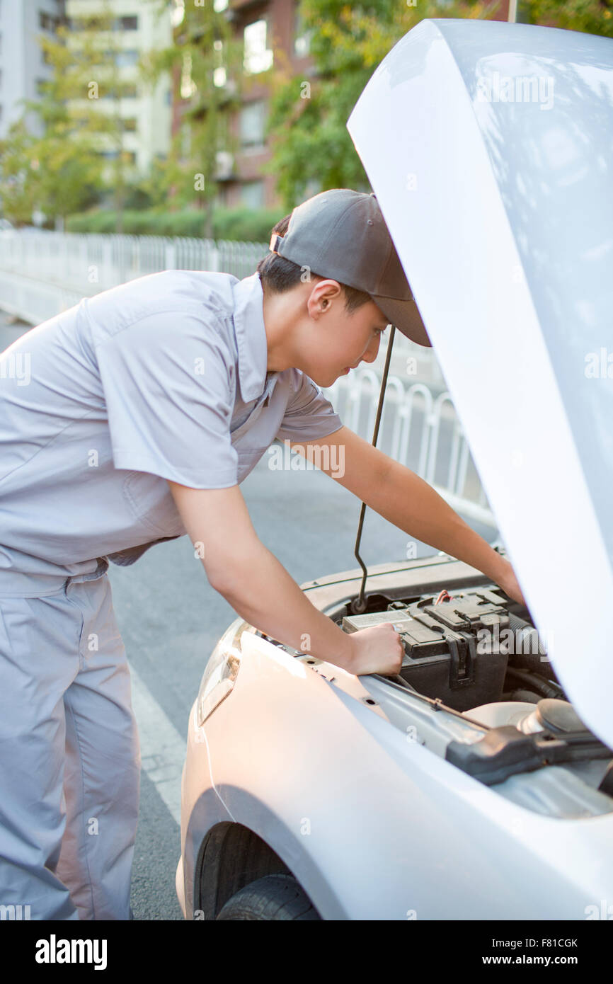 Motor mechanic class hi-res stock photography and images - Alamy