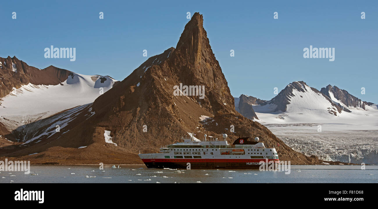 Hurtigruten ship in Hornsund, Butane mountain behind, 487 m, Ohomjakovbreen glacier on the right, Spitsbergen, Arctic, Norway Stock Photo