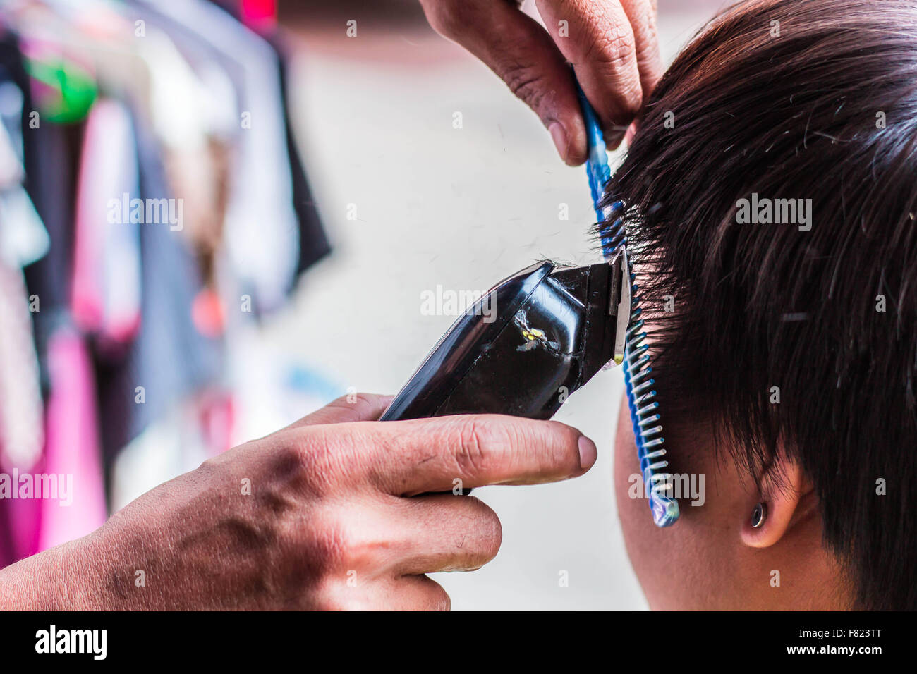 Now Hand Clippers Haircuts For Men Stock Photo 91016040 Alamy