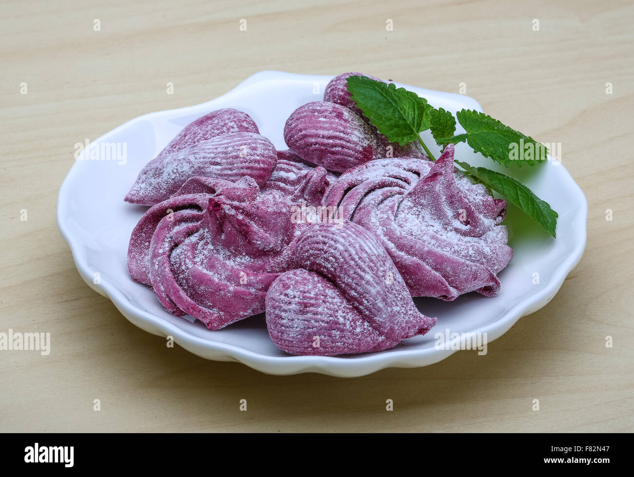 Marsh mallow from backberries with mint leaves Stock Photo - Alamy