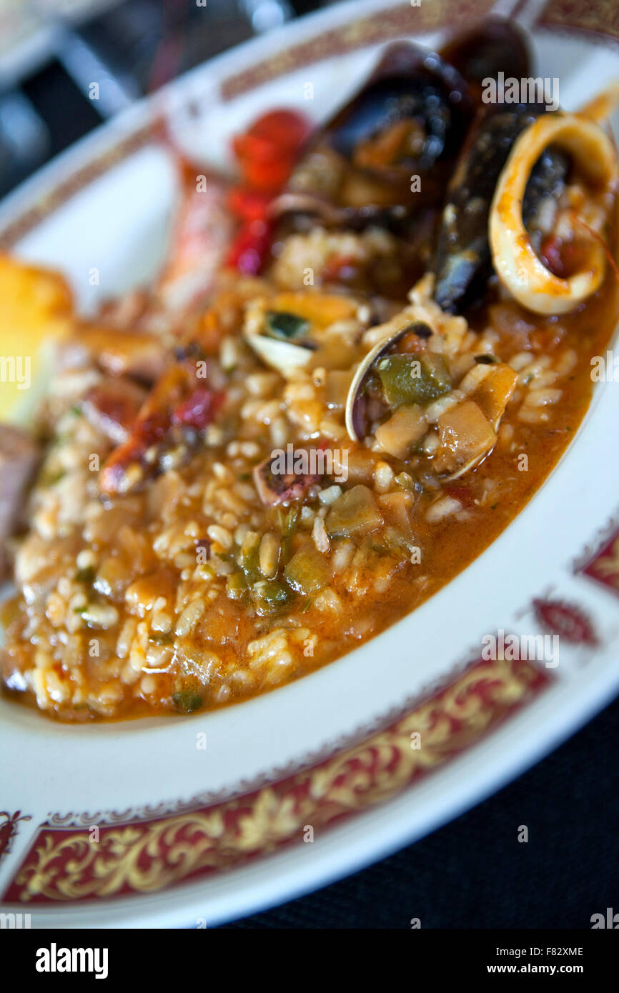 Crustaceans and meat in a Spanish paella Stock Photo Alamy