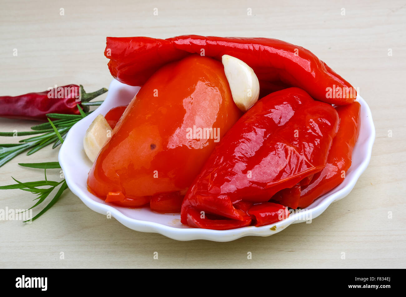 Жарен перец на зиму. Перец болгарский красный. Жареный болгарский перец в масле. Перец красный маринованный. Жареный перец на зиму.
