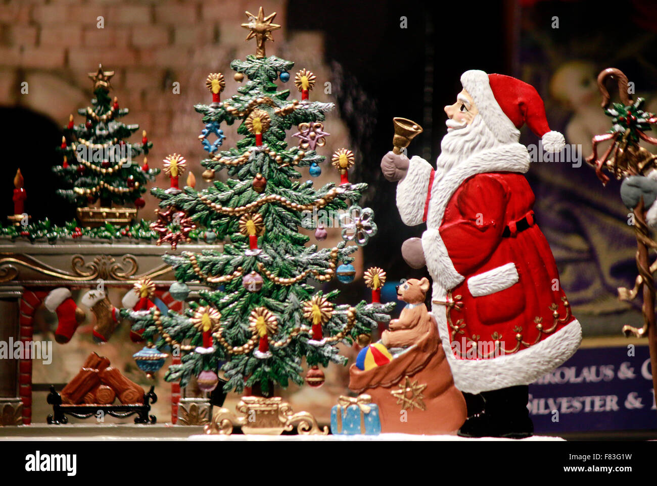 Weihnachtsmann, Kind, Schneemann, Weihnachtsbaum - Schaufensterdekoration zu Weihnachten, Berlin. Stock Photo