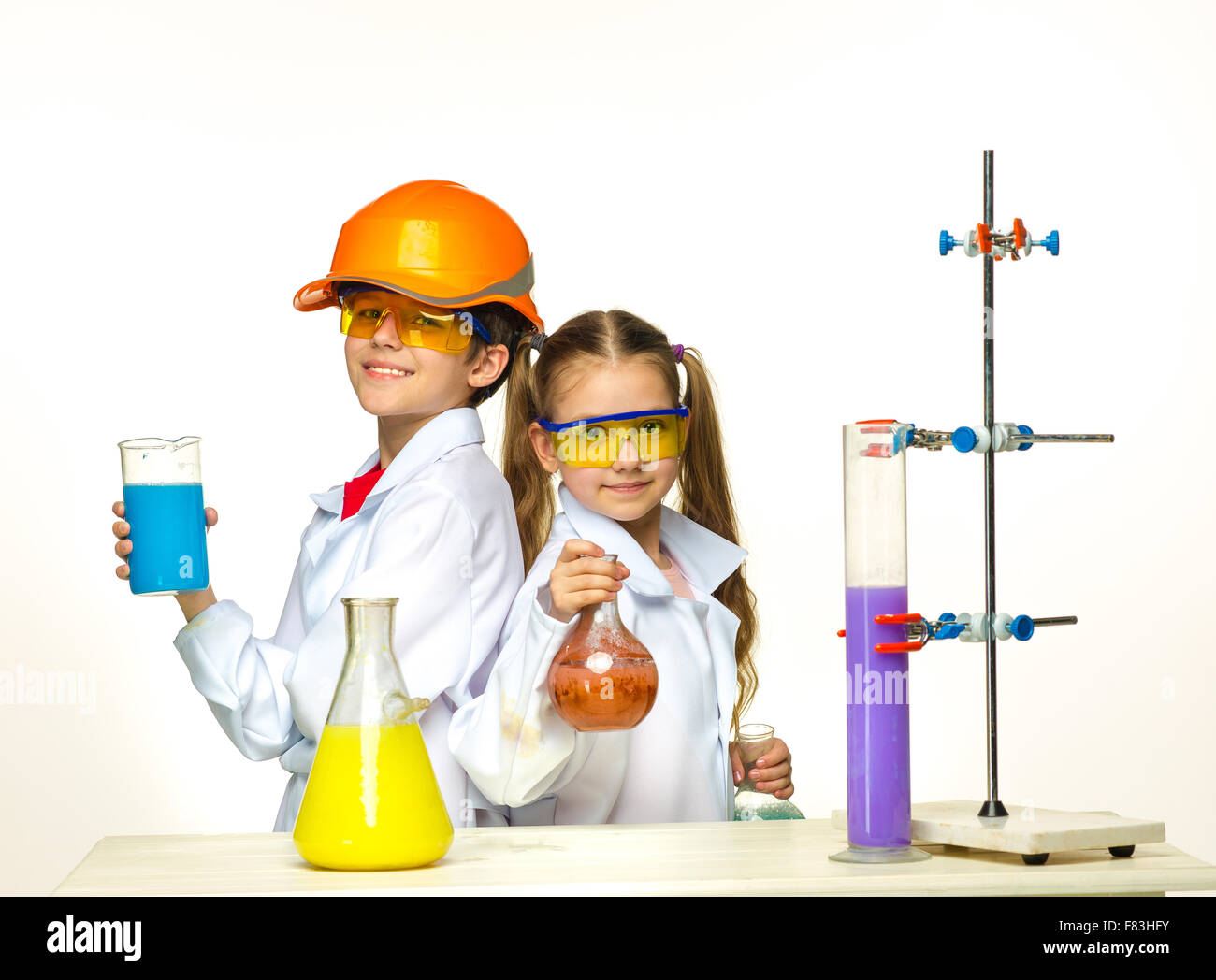 дети на уроке химии. мы ученые картинка для детей. формы уроков химии. дети на уроке химии. научные эксперименты для детей.