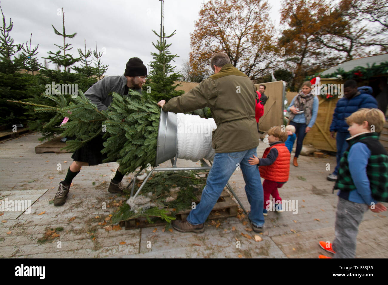 Wimbledon, London, UK, 05th Dec, 2015. Families start buying Christmas