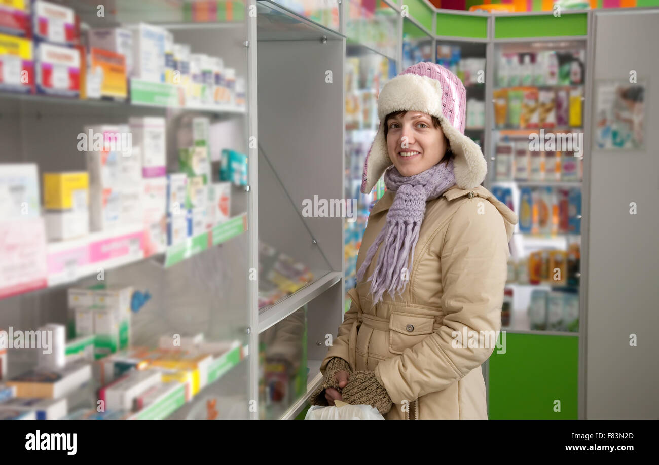 Pharmacy woman counter hi-res stock photography and images - Alamy