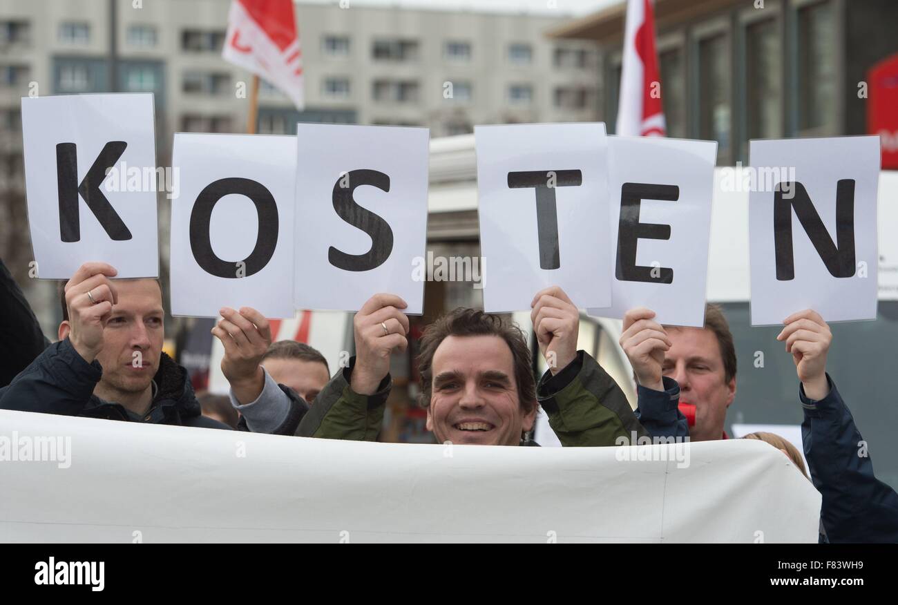 Dresden, Germany. 05th Dec, 2015. Employees hold up signs that read 'Kosten' (Costs) during a rally against the downsizing plans of chip manufacturer Globalfoundries in Dresden, Germany, 05 December 2015. The company based in California, USA, had announced plans in October to cut up to 800 of the 3700 jobs in Dresden. Photo: SEBASTIAN KAHNERT/dpa/Alamy Live News Stock Photo