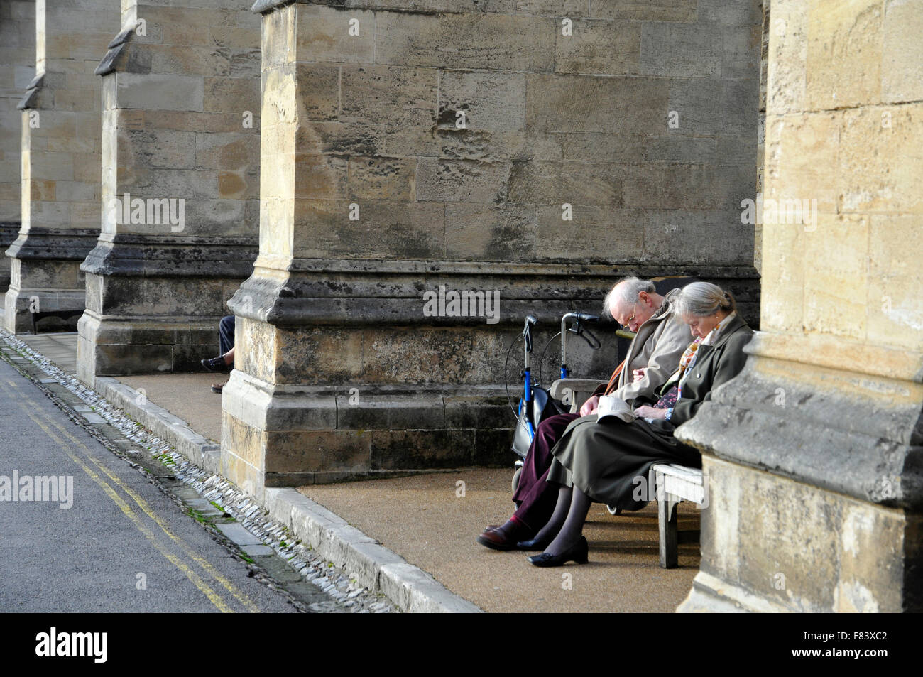 Woman sleeping on park bench hi-res stock photography and images - Alamy