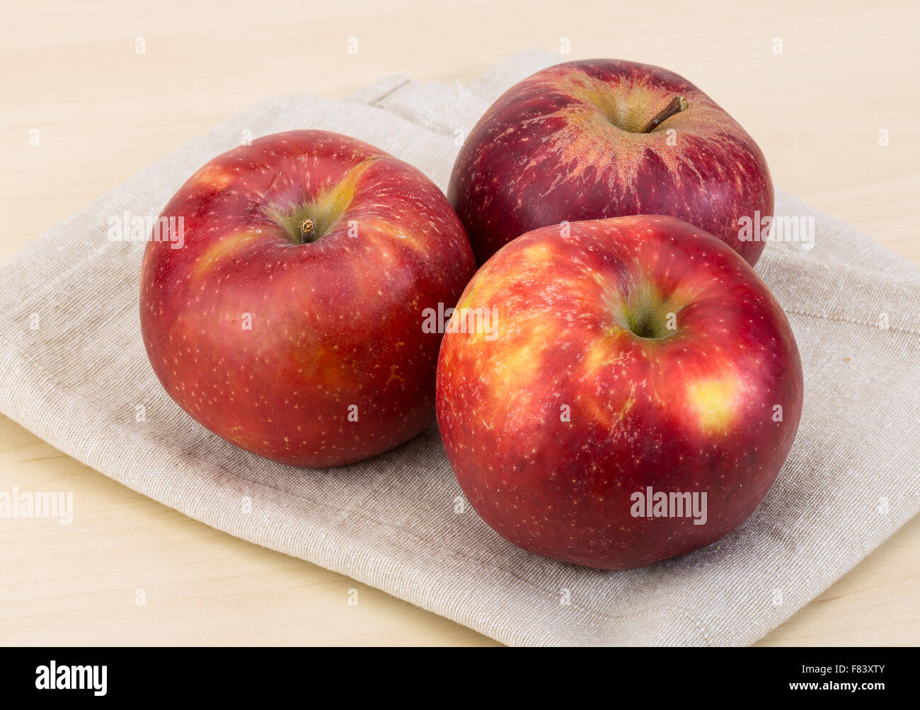 Bright fresh Red apples on the wood background Stock Photo - Alamy
