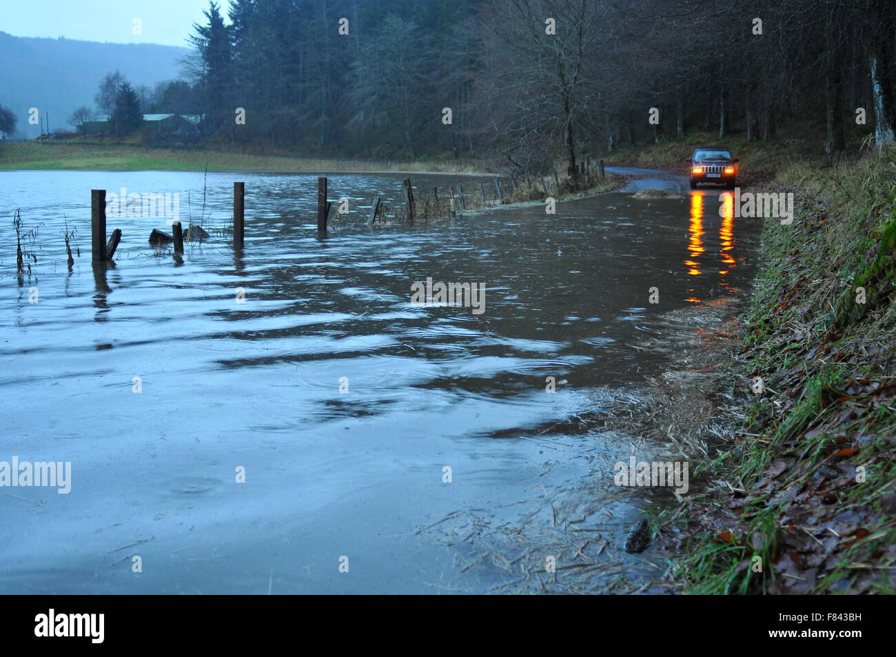 Perthshire, Scotland, UK. 05th Dec, 2015. Road flooded due to high water levels during Storm Desmond. Dunkeld, Scotland, UK Credit:  Cameron Cormack/Alamy Live News Stock Photo