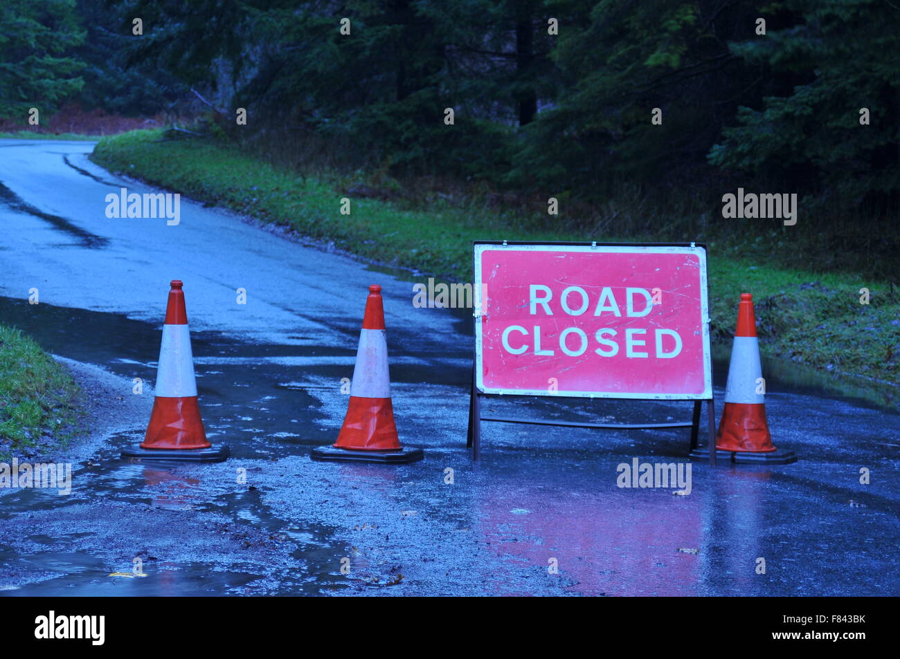 Perthshire, Scotland, UK. 05th Dec, 2015. Road closed due to floodong during Storm Desmond. Dunkeld, Scotland, UK Credit:  Cameron Cormack/Alamy Live News Stock Photo