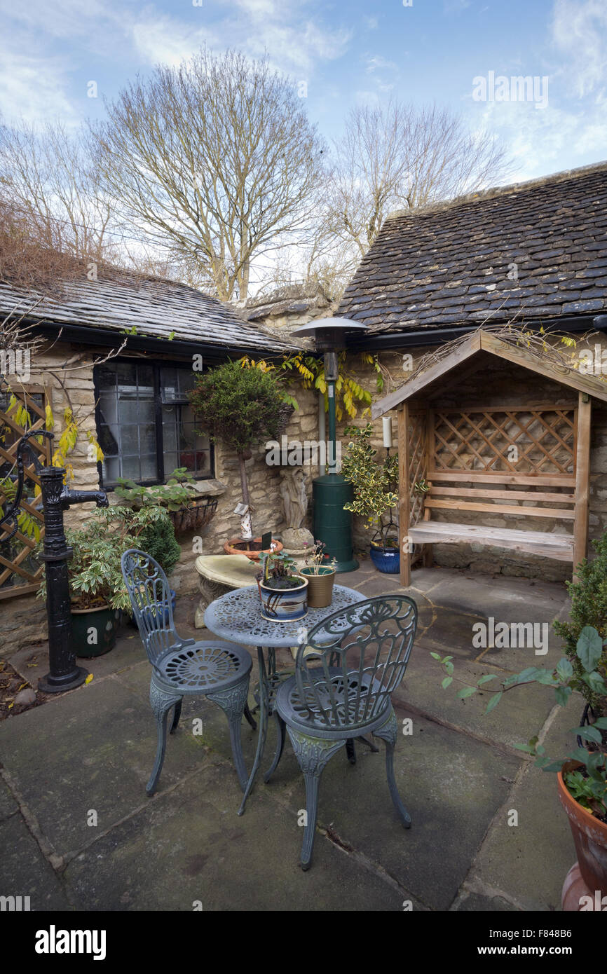 UK gardens. A small secluded garden patio with table and chairs. Stock Photo