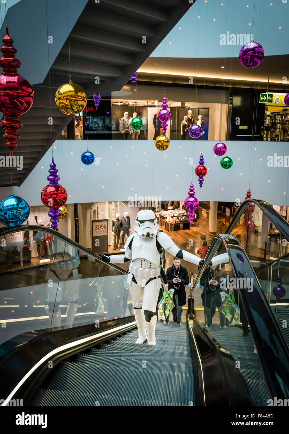Zurich, Switzerland. 05th Dec, 2015. During a promotion event for the new  upcoming Star Wars movie at a Zurich shopping centre, a costumed Star Wars  Imperial Stormtrooper takes a break on the