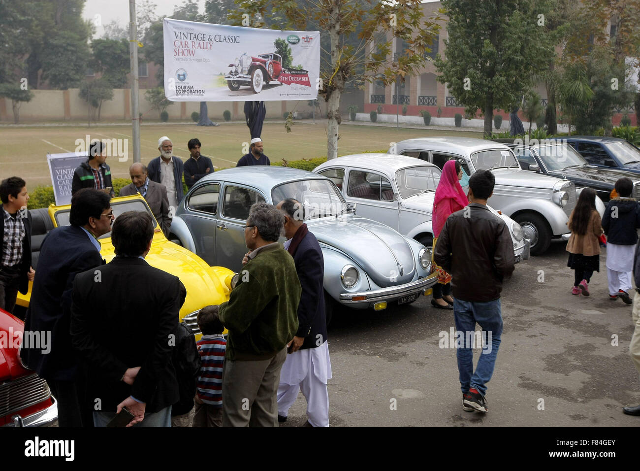 Peshawar. 5th Dec, 2015. Pakistani visitors look at vintage cars at the