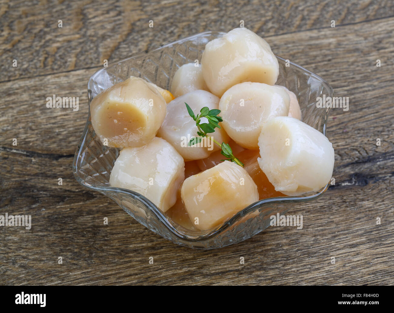 Raw scallops with thyme ready for cooking Stock Photo Alamy
