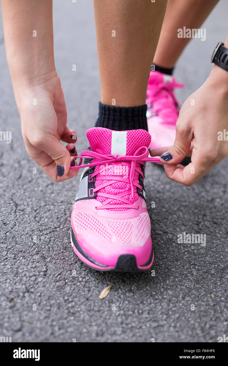 tying shoelaces jordans