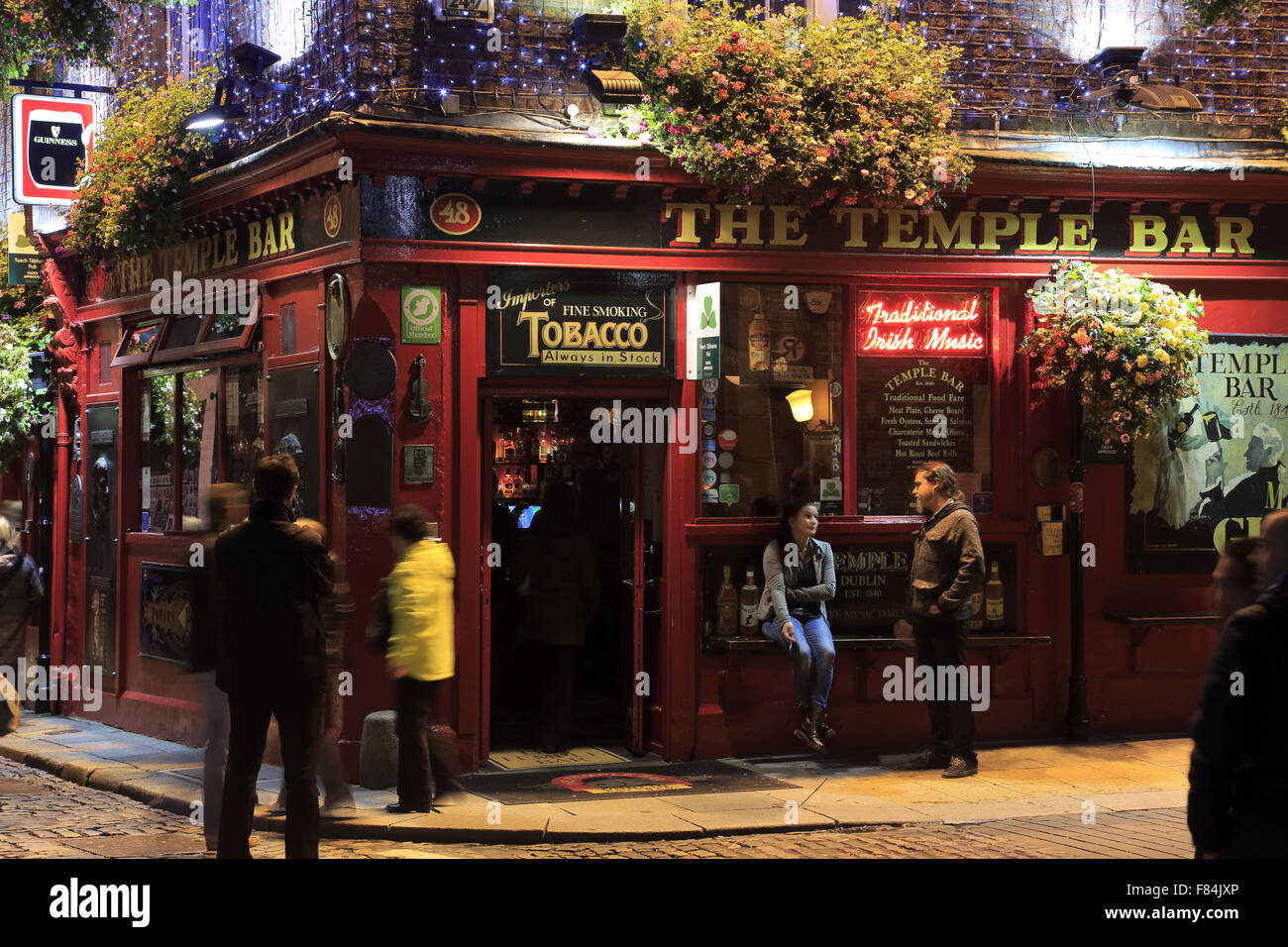 The night view of the Temple Bar Pub in Temple Bar area, Dublin, Ireland Stock Photo Alamy