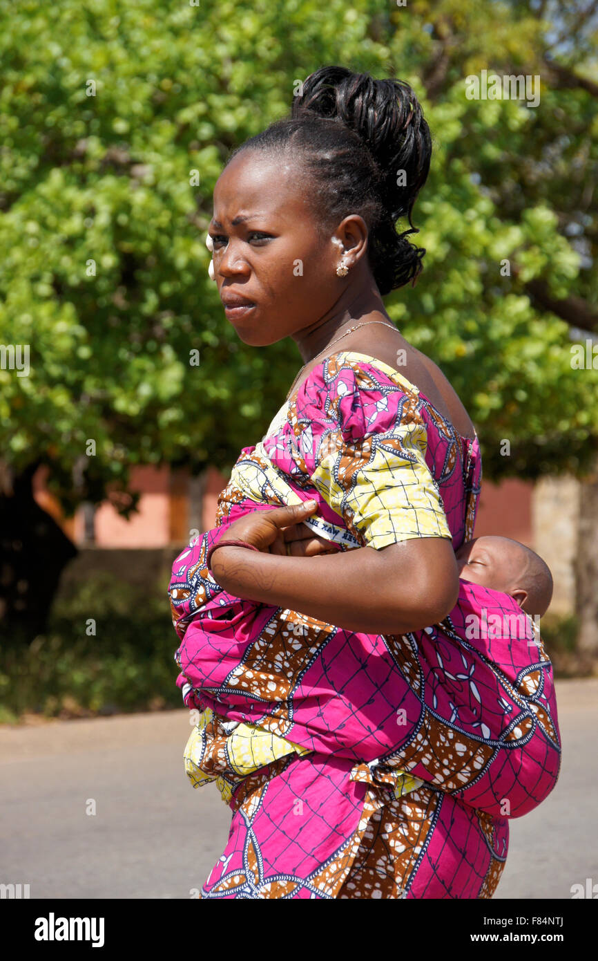 Mother carrying baby on back, Copargo, northern Benin Stock Photo