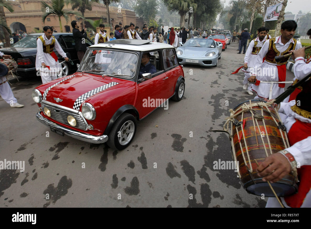 Peshawar, Pakistan. 5th Dec, 2015. Vintage cars are seen at the Vintage