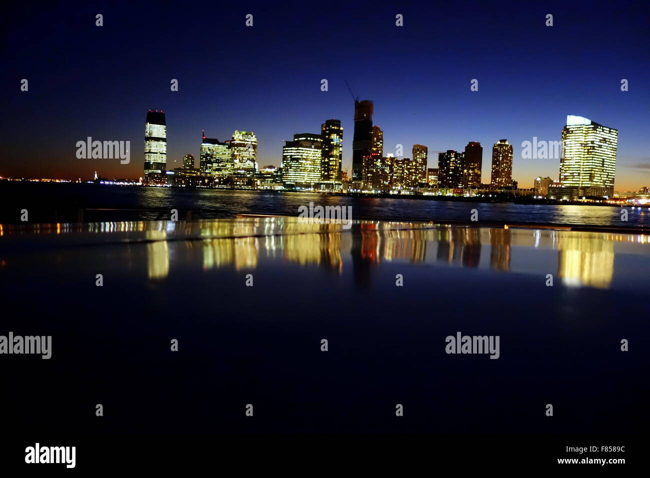 New york city night skyline hi-res stock photography and images - Alamy