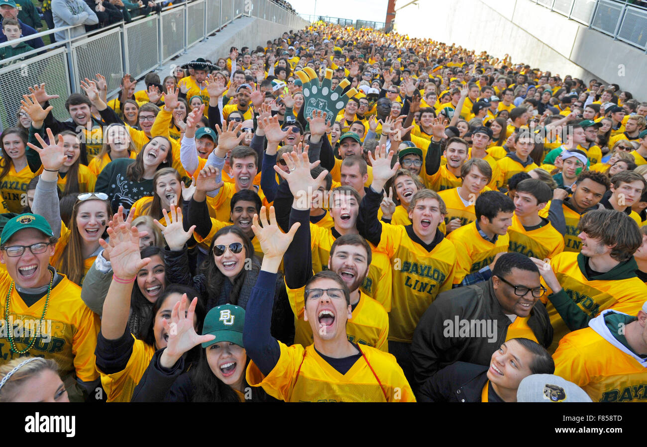 Waco, Texas, USA. 05th Dec, 2015. Baylor Line students before running