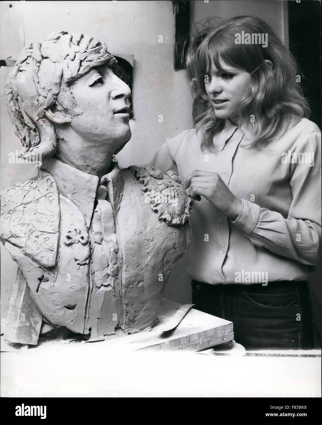 1968 - Dressed for the job. Sculpting is a messy job so Liz wears only scanties while she is busy putting the finishing touches to John Lennon. © Keystone Pictures USA/ZUMAPRESS.com/Alamy Live News Stock Photo