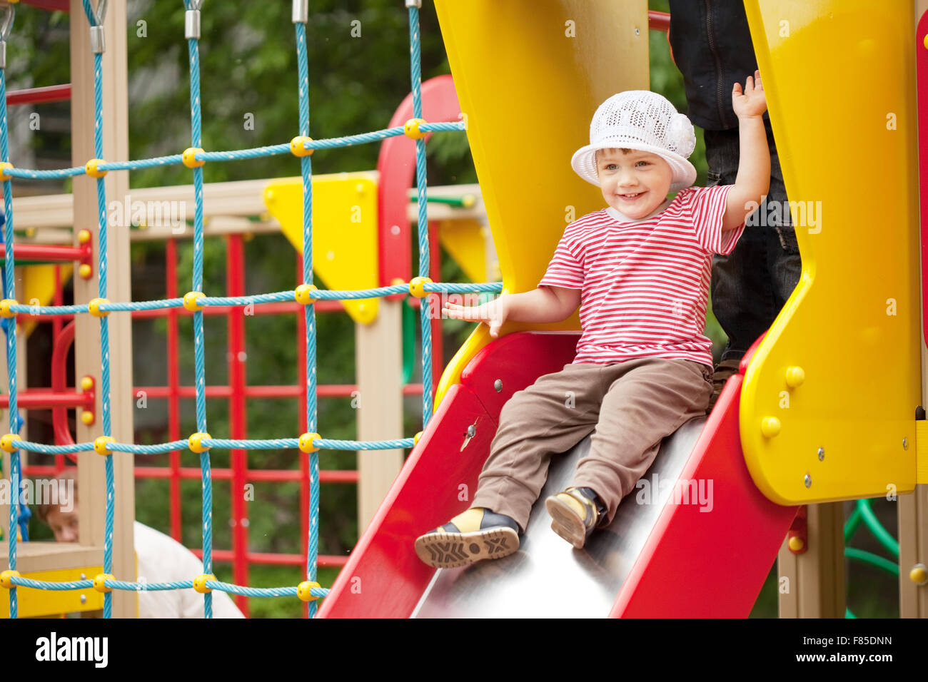 фотосессия на детской площадке. на детской площадке катались дети. мальчик на детской лошадке. игровая площадка для детей. дети на площадке.