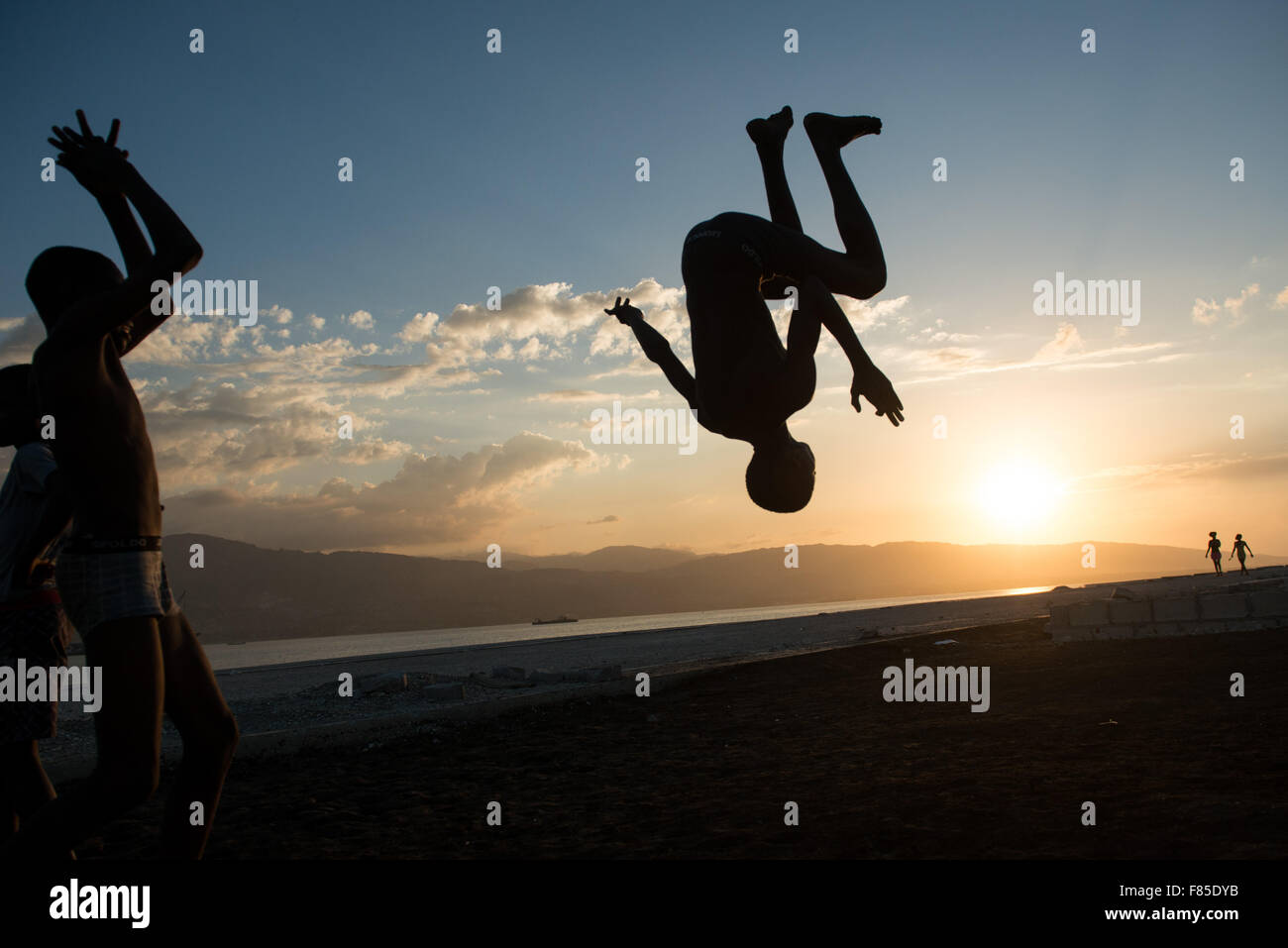Beijing, Haiti. 4th Dec, 2015. Children practise parkour in the dock of Waf Jeremie, in the Cite Soleil neighborhood of Port-Au-Prince, Haiti, on Dec. 4, 2015. © Luz Sosa/Xinhua/Alamy Live News Stock Photo