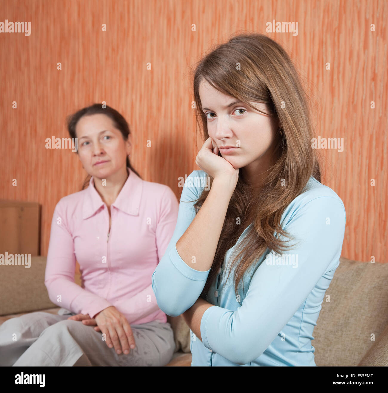 Девушка которая живет с родителями. Мама и подросток. Девушка которая живет с родителями. Сепарация детей от родителей. Жить с родителями мужа.